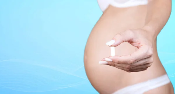 Terhes Fehér Fehérneműben Tart Ujjaival Egy Fehér Pirulát Kapszulát Kék — Stock Fotó