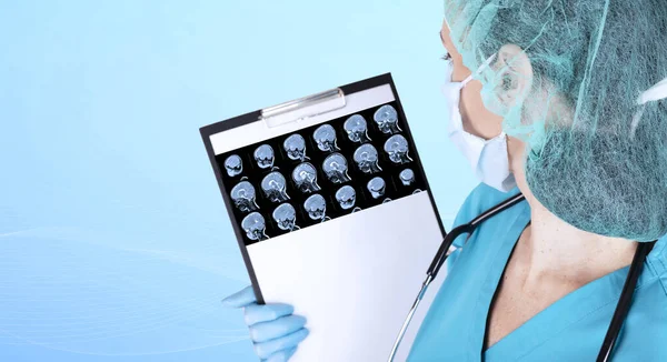 一名身穿医疗服装和蓝色医疗手套的医生在实验室里检查一套儿童脑部Mri扫描结果 复制空间 高质量的照片 — 图库照片