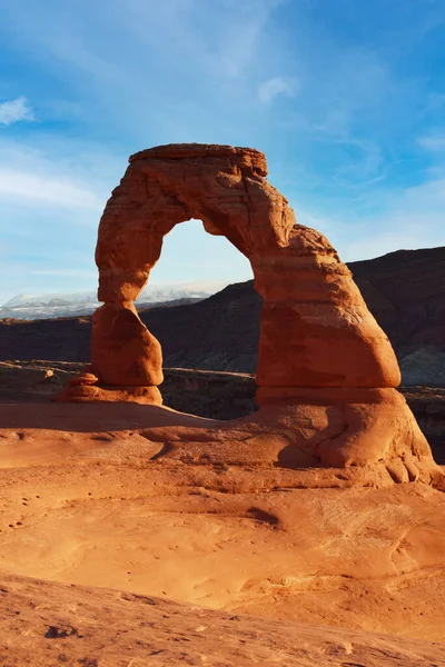 Utah 'ın ünlü Hassas Kemer sembolü ve popüler turistik cazibesine sahip klasik dikey kartpostal, yazın gün batımında Arches Ulusal Parkı, Moab, Utah, ABD. Yüksek kalite fotoğraf