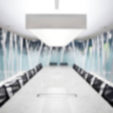 Bulanık bokeh efektli, parlak ışıklı bir ofis. Dikey fotoğraf. kopyalama alanı. Yüksek kalite fotoğraf