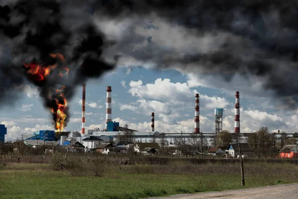 Fogo Fumo Negro Fábrica Depois Explosão Fumaça Negra Sobe Céu — Fotografia de Stock