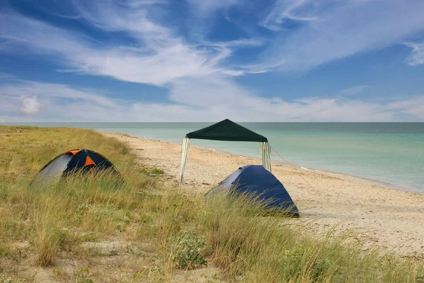 Camping Tourist Tent Wild Coast Sea Νωρίς Πρωί Έναν Καταγάλανο — Φωτογραφία Αρχείου