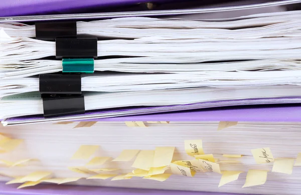 Stos Dokumentów Papierowych Fioletowym Folderze Zakładkami Dokumenty Biznesowe Sprawozdań Rocznych — Zdjęcie stockowe