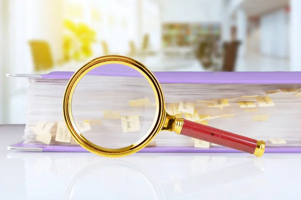 Stapel Pappersdokument Lila Mapp Med Bokmärken Och Ett Förstoringsglas Ett — Stockfoto