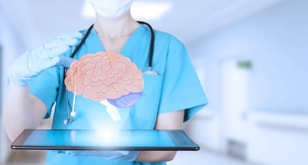 神经科医生身穿医疗制服 双手对着大脑的保护姿势 脑部先天缺陷 软模糊的医院背景 医疗海报 高质量的照片 — 图库照片