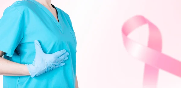 Egy Női Orvos Orvosi Egyenruhában Támogatja Melleit Egy Rózsaszín Szalagot — Stock Fotó