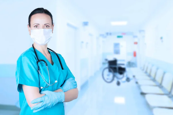 Läkare Sjuksköterska Medicinsk Uniform Med Rullstolsbakgrund Sjukhuskorridor Mjuk Suddig Bakgrund — Stockfoto