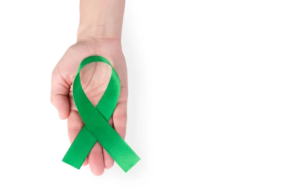 白い背景に隔離された女性の手のひらに緑のサテンリボン 癌の認知記号 コピースペース 高品質の写真 — ストック写真