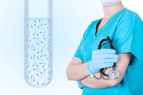 Spermli test tüpü ve üniformalı bir doktor. Erkek sağlığı ve sperm gramı, üreme sağlığı. Mavi eğimli arka plan. Tıbbi poster. Yüksek kalite fotoğraf