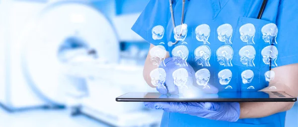 Radiologe Arzt Betrachtet Mrt Ultraschall Kinderhirn Raum Weicher Verschwommener Hintergrund — Stockfoto