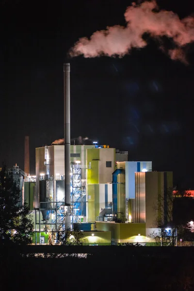 Tiro noturno de uma fábrica de carvão — Fotografia de Stock