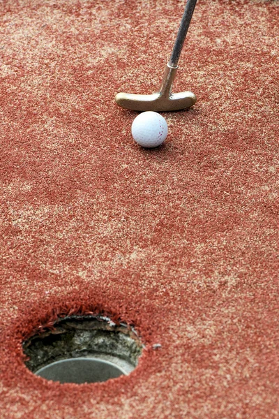 Jouer au minigolf — Photo