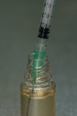 bir şişe serum şırıngada