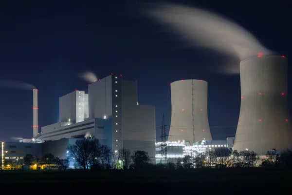 Kraftwerk bei Nacht lizenzfreie Stockfotos