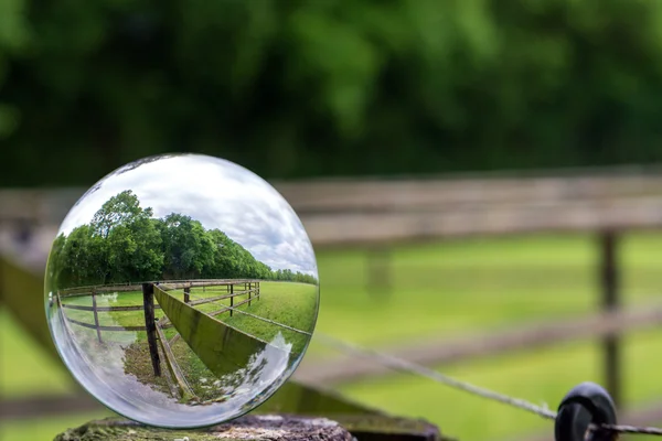 En paddock fotograferad med en glaskula — Stockfoto