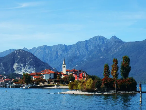 Sonbahar manzarası balıkçı Adası, lake maggiore, piedmont, İtalya — Stok fotoğraf