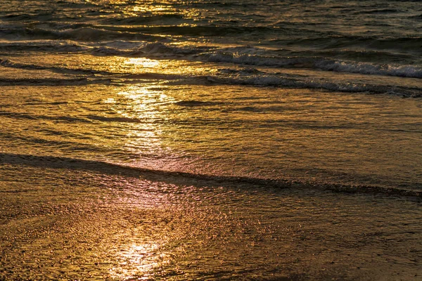 Puesta de sol en el mar Mediterráneo. Rayos solares reflejándose en el agua — Foto de Stock