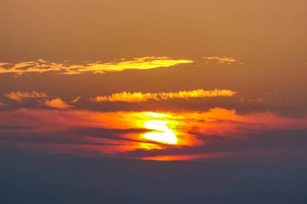 Colorido amanecer impresionante en las nubes sobre el mar de Galilea — Foto de Stock