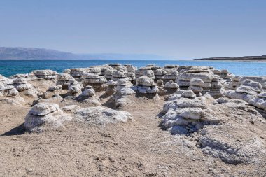 Ölü Deniz 'in tuz oluşumlarının güzel desenlerinin görüntüsü. Tuzlu mantar.
