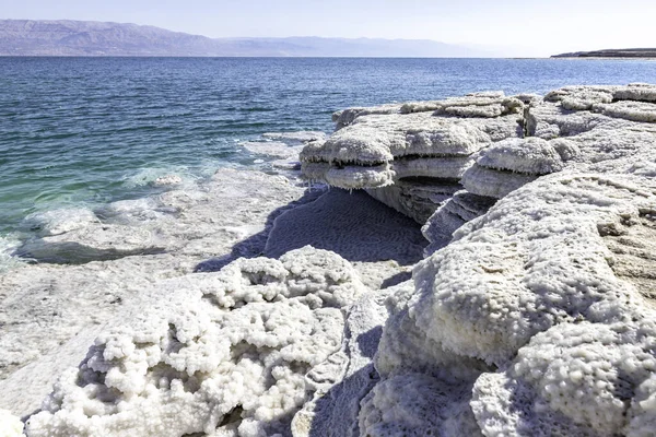 Widok pięknych wzorów formacji solnych Morza Martwego. Grzyby solne. — Zdjęcie stockowe