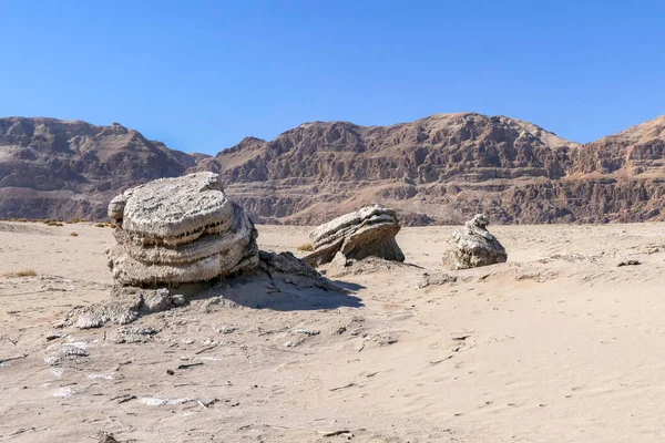 La catástrofe ecológica del Mar Muerto. Erosión y formaciones de sal en la superficie de la tierra. — Foto de Stock
