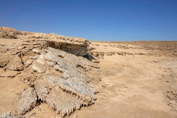 Catástrofe ecológica do desaparecimento do Mar Morto. Erosão e formações salinas na superfície da terra. Israel — Fotografia de Stock