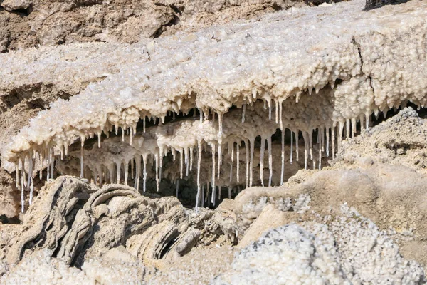 Экологическая катастрофа исчезающего Мертвого моря. Эрозионно-солевые образования на поверхности земли. Израиль — стоковое фото