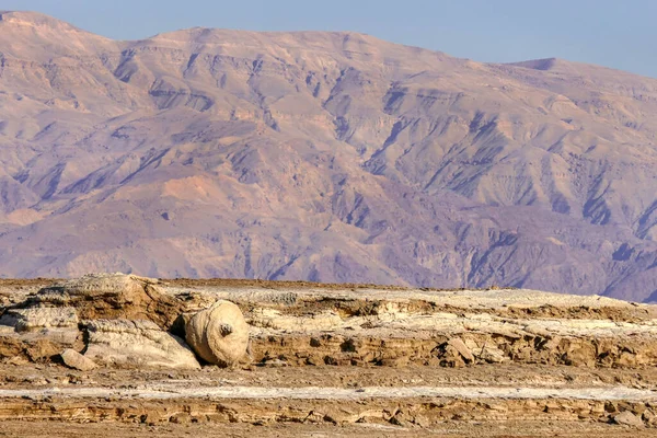 Ekologiczna katastrofa znikającego Morza Martwego. Erozja i formacje soli na powierzchni Ziemi. Izrael — Zdjęcie stockowe