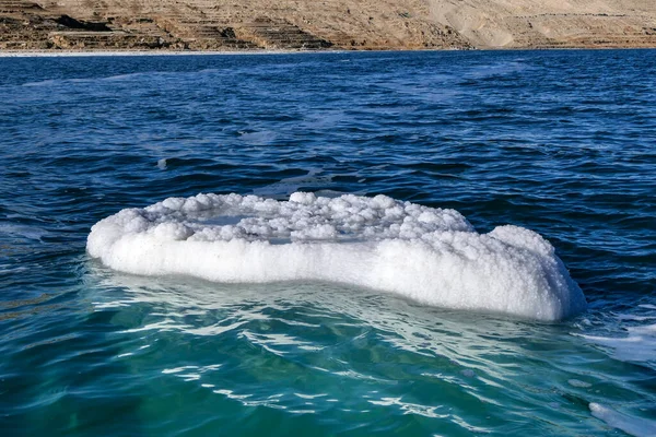从死海海水中凸现出来的盐层景观. — 图库照片