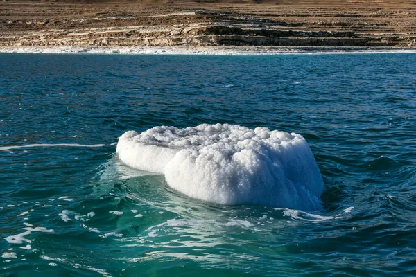 Blick auf die aus dem Wasser des Toten Meeres ragenden Salzformationen. — Stockfoto