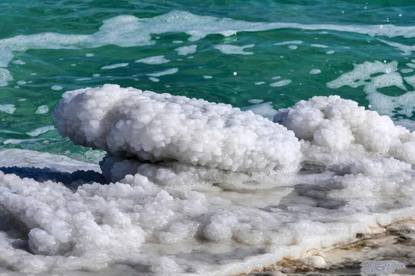 Хрустальная соль на скале возле пляжа в Мертвом море. Израиль — стоковое фото