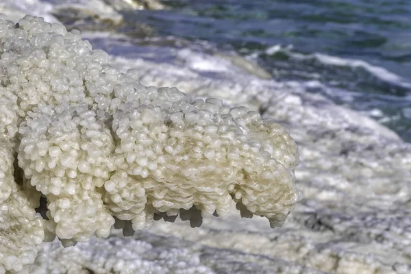 Ölü Deniz 'in yuvarlak tuz kristalleri güneş ışınlarına yakın çekim yapıyor. İsrail