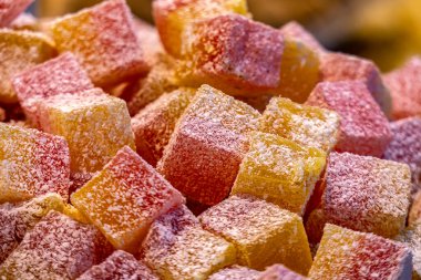 Fındık, bal ve farklı şekil ve renklerde hamurdan yapılmış doğulu tatlılar. Kudüs 'teki pazarda el yapımı Doğu tatlıları..