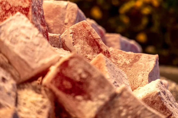 Fındık, bal ve farklı şekil ve renklerde hamurdan yapılmış doğulu tatlılar. Kudüs 'teki pazarda el yapımı Doğu tatlıları..