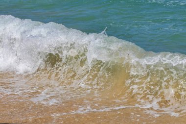 Kıyı dalgalarında köpük ve su sıçramaları. Akdeniz 'in kumlu sahilleri. İsrail