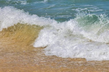 Kıyı dalgalarında köpük ve su sıçramaları. Akdeniz 'in kumlu sahilleri. İsrail