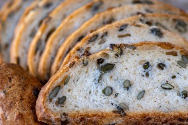 Dilimlenmiş taze buğday ekmeği ve kabak çekirdekleri.