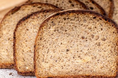 Karışık tohumlu kepekli ekmek dilimleri.