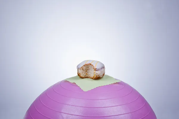 Пончик на фитнес-мяч — стоковое фото