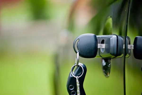 Chaves de carro em uma fechadura — Fotografia de Stock