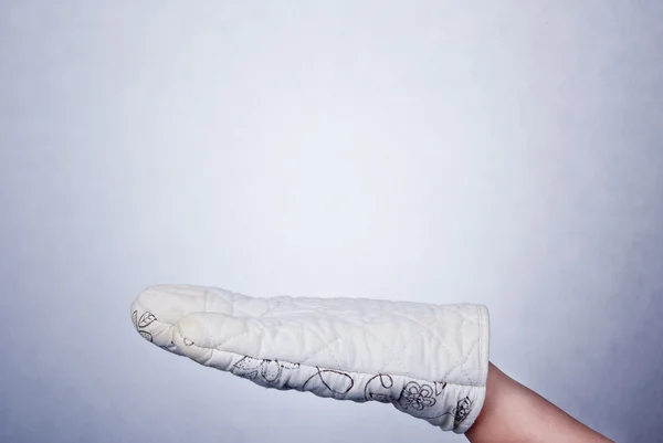 Рука в кухонной перчатке — стоковое фото