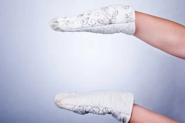 Handen in handschoenen van de keuken — Stockfoto