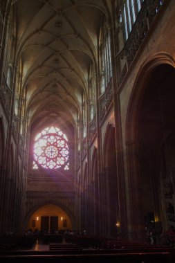 Vitray pencere ile güneş ışığı