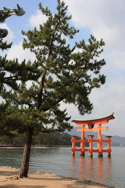 Monumento religioso hiroshima en el mar en la isla de Miyajima — Foto de Stock