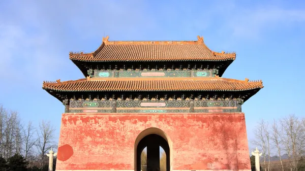 Red gate to Ming Dynasty tombs, Beijing — Stock Photo, Image