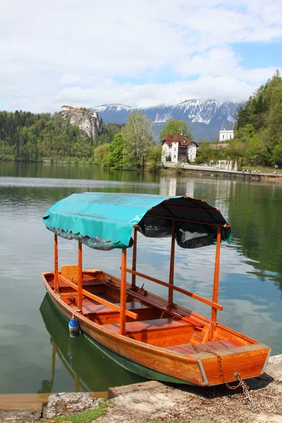 Alpejskie jezioro bled i nadmiar łodzie w Słowenii — Zdjęcie stockowe