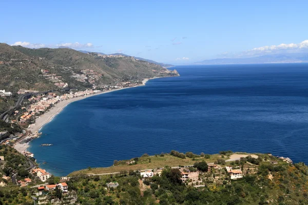 Costa mediterrânica vista de Taormina — Fotografia de Stock