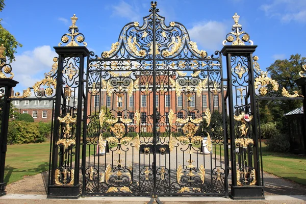 Кенсингтонский дворец — стоковое фото