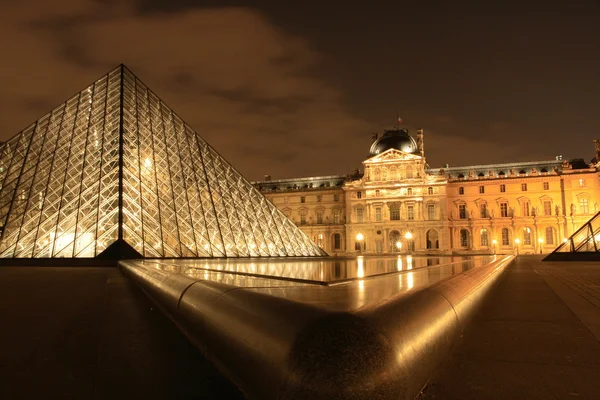 Музей Лувра ночью — стоковое фото