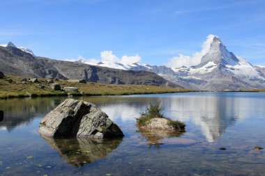 Matterhorn dağ ve göl kenarında kendi yansıma
